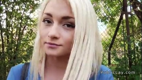Студентка медицинского отправилась с пикапером в лес для ебли раком