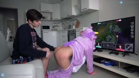 Она мешала мне смотреть игру - пришлось трахнуть и кончить в неё