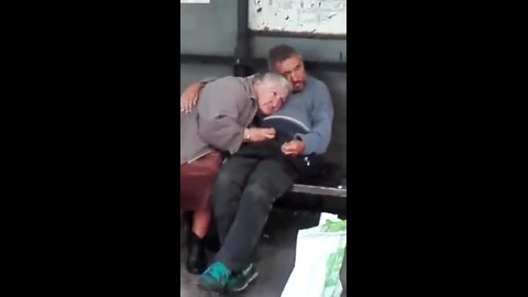 Яебу, старая бабка дрочит бомжу на остановке