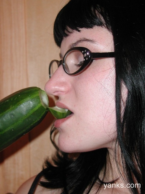 Black haired housewife with glasses Katrina plays with fat cucumber | Фото 12