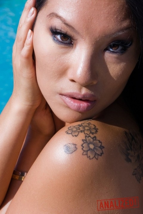 Brunette Asian beauty Asa Akira bares her very beautiful body by the pool | Фото 21