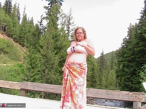 Busty granny Misha MILF exposes herself while on a bridge over top of a river | Фото 2