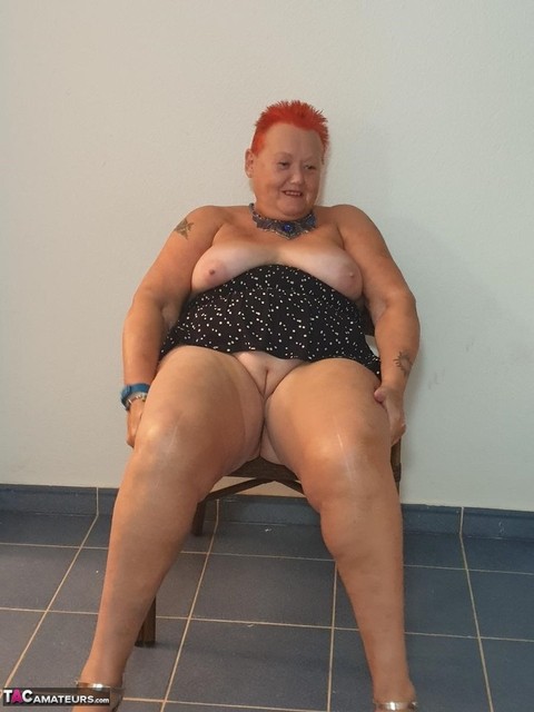 Fat nan with short red hair presses her big boobs and butt up against glass | Фото 13