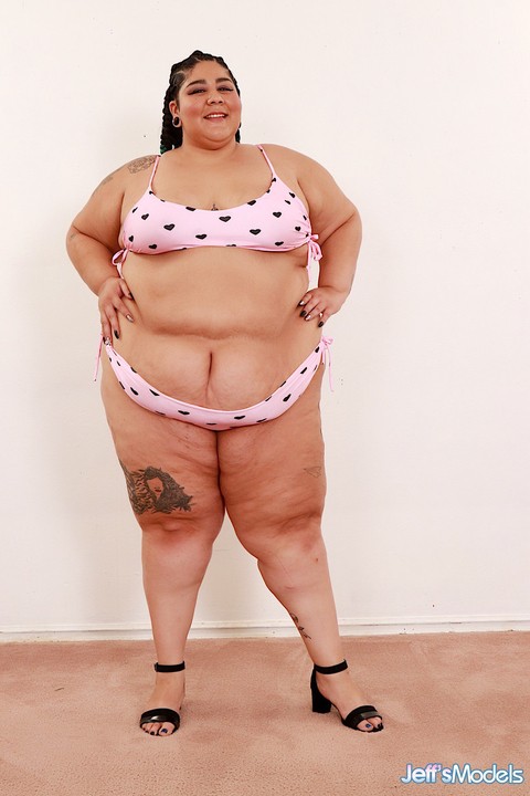 SSBBW Crystal Blue removes a bra and panty set to pose naked in shoes | Фото 1