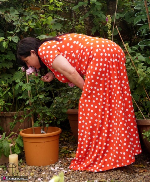 UK amateur Juicey Janey exposes herself while tending to her garden plants | Фото 2