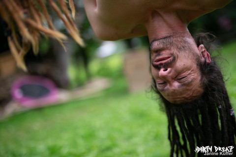 Tattooed couple Andreaz & Burbz Z are suspended upside down in a yard | Фото 10