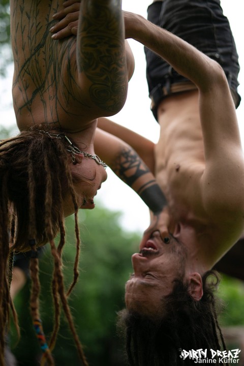 Tattooed couple Andreaz & Burbz Z are suspended upside down in a yard | Фото 4