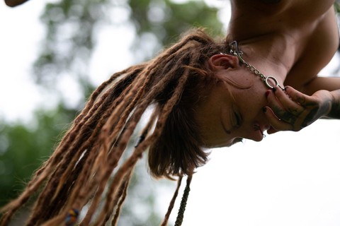 Tattooed couple Andreaz & Burbz Z are suspended upside down in a yard | Фото 7