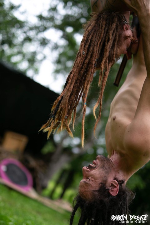 Tattooed couple Andreaz & Burbz Z are suspended upside down in a yard | Фото 8