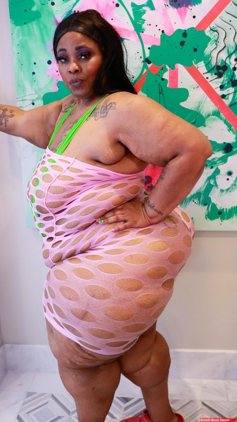 Obese black woman Simone Thyke works her huge ass during SFW action | Фото 3