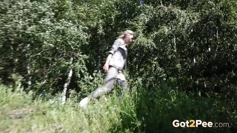 Blonde girl Masha squats for a piss between a couple of boulders | Фото 15