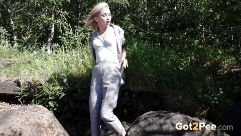 Blonde girl Masha squats for a piss between a couple of boulders | Фото 2