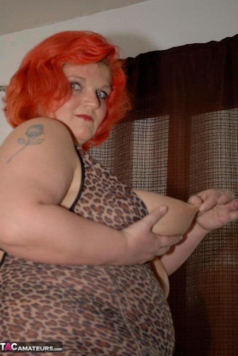 Obese redhead Black Widow AK looses her private parts from lingerie on a couch | Фото 4