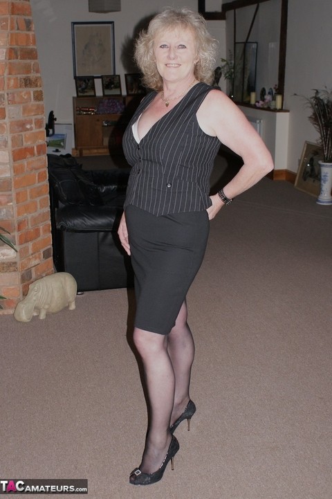 Dirty granny in pantyhose Claire Knight fingers her own soft mature cunt | Фото 1