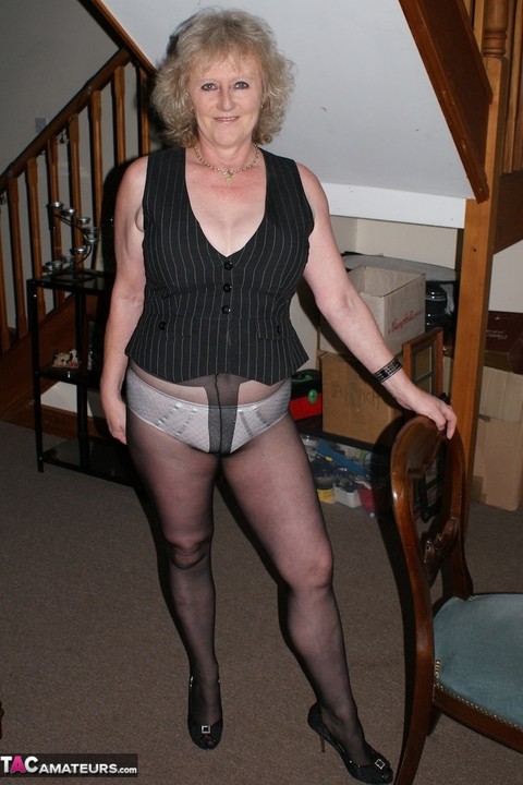 Dirty granny in pantyhose Claire Knight fingers her own soft mature cunt | Фото 11