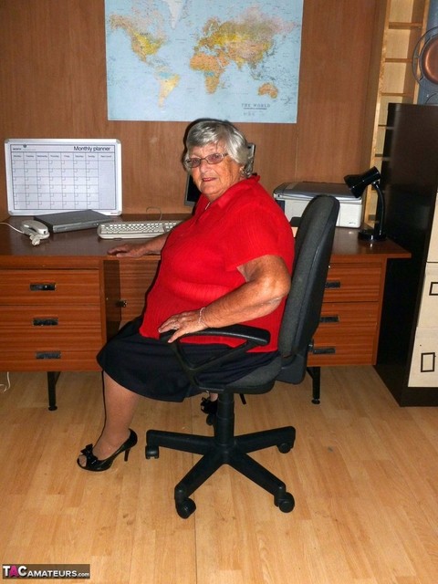 Obese British nan Grandma Libby gets totally naked on a computer desk | Фото 1