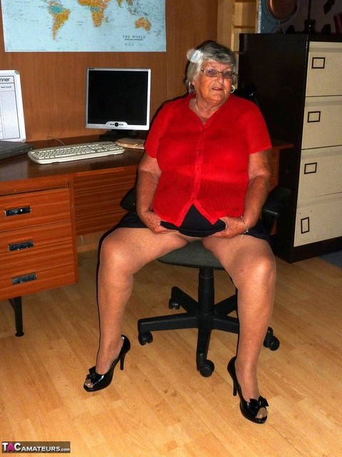 Obese British nan Grandma Libby gets totally naked on a computer desk | Фото 2