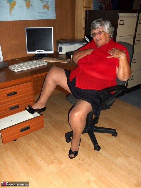 Obese British nan Grandma Libby gets totally naked on a computer desk | Фото 3