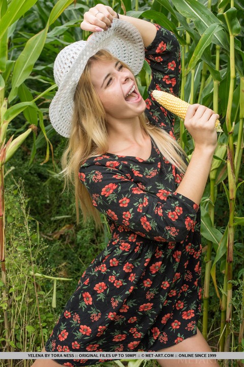 Slim blonde with big boobs flaunts her meaty labia lips in a cornfield | Фото 3