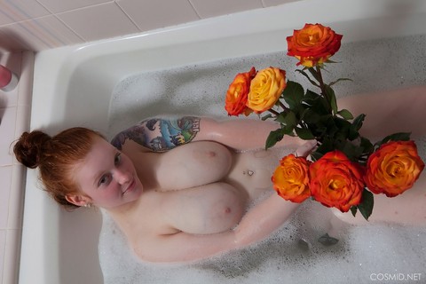 Pale redhead Kaycee Barnes displays her large boobs and butt during a bath | Фото 10