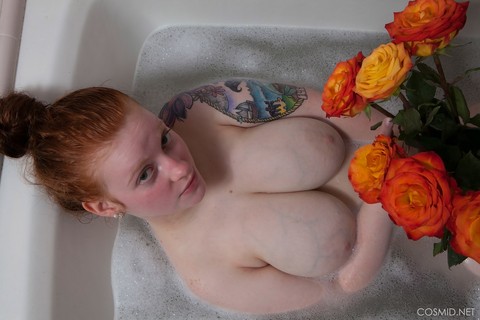 Pale redhead Kaycee Barnes displays her large boobs and butt during a bath | Фото 11