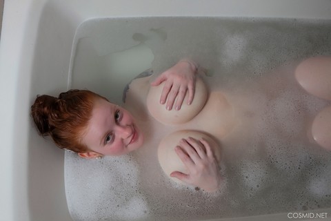 Pale redhead Kaycee Barnes displays her large boobs and butt during a bath | Фото 13