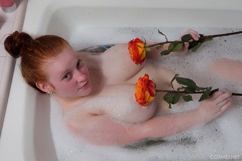 Pale redhead Kaycee Barnes displays her large boobs and butt during a bath | Фото 7