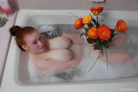 Pale redhead Kaycee Barnes displays her large boobs and butt during a bath | Фото 8