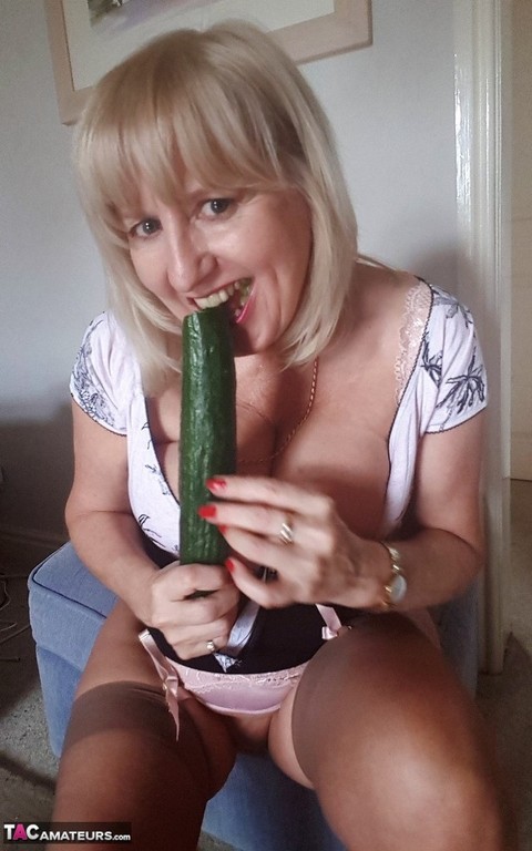 Blonde housewife Lorna Blu sticks a cucumber in her pussy while wearing nylons | Фото 13