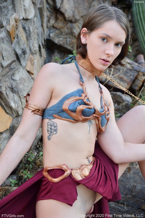 Skinny babe in Princess Leia costume Natalie rubs her clam outdoors | Фото 15