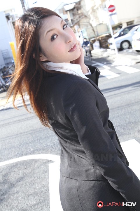 Hot redhead Japanese girl in suit poses to show her beautiful face | Фото 4