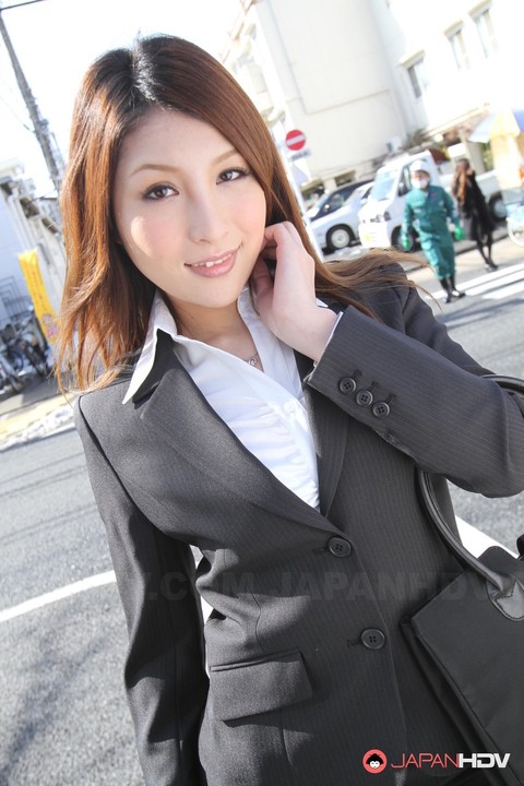 Hot redhead Japanese girl in suit poses to show her beautiful face | Фото 9