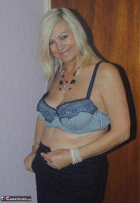 Older mature Platinum Blonde undressing to pose in her sexy lace lingerie | Фото 11