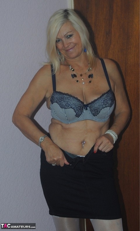 Older mature Platinum Blonde undressing to pose in her sexy lace lingerie | Фото 12