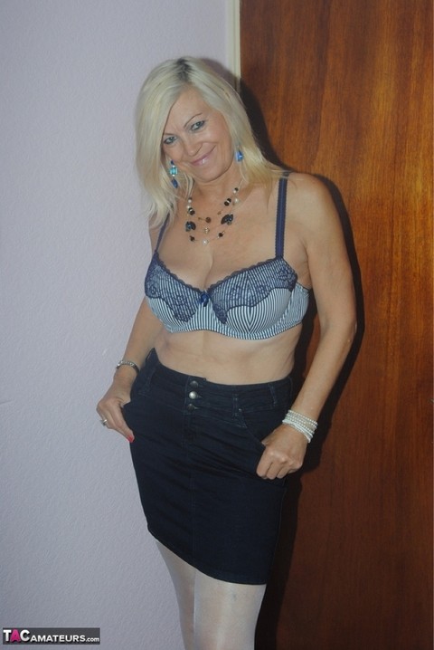 Older mature Platinum Blonde undressing to pose in her sexy lace lingerie | Фото 8