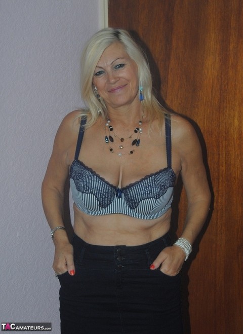 Older mature Platinum Blonde undressing to pose in her sexy lace lingerie | Фото 9