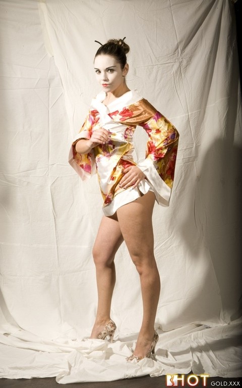 Amateur girl Bianca Casanova sports a Geisha look while getting naked in heels | Фото 3