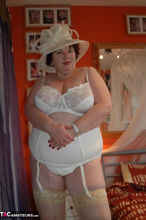 British BBW Chris 44g dons a big hat in her underthings and nylons | Фото 12