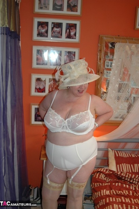 British BBW Chris 44g dons a big hat in her underthings and nylons | Фото 13