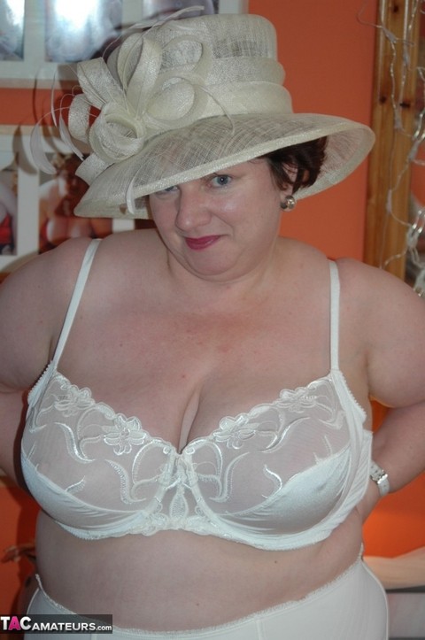 British BBW Chris 44g dons a big hat in her underthings and nylons | Фото 14