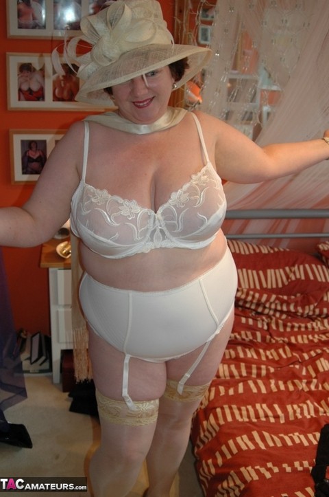 British BBW Chris 44g dons a big hat in her underthings and nylons | Фото 17