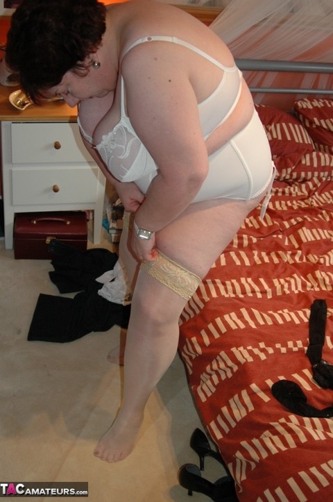 British BBW Chris 44g dons a big hat in her underthings and nylons | Фото 6