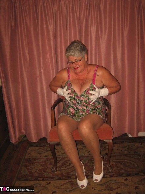 Old amateur Girdle Goddess strips completely naked in a confident manner | Фото 2