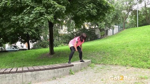 Hot brunette Samy dropping her pants and peeing by the path in the local park | Фото 2