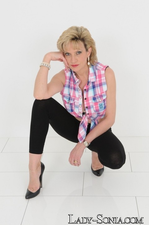 Mature blonde Lady Sonia displays her cleavage in black leggings and heels | Фото 15