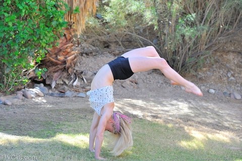 Slutty babe Bella shows her flexible yoga moves while naked outdoors | Фото 10