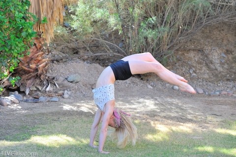 Slutty babe Bella shows her flexible yoga moves while naked outdoors | Фото 11