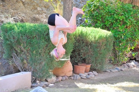 Slutty babe Bella shows her flexible yoga moves while naked outdoors | Фото 12