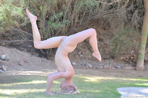 Slutty babe Bella shows her flexible yoga moves while naked outdoors | Фото 16