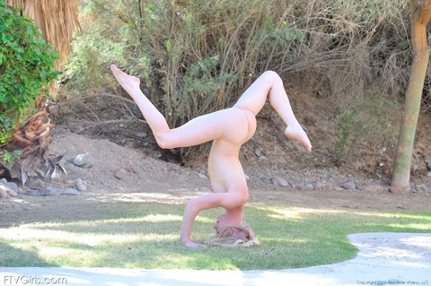 Slutty babe Bella shows her flexible yoga moves while naked outdoors | Фото 18